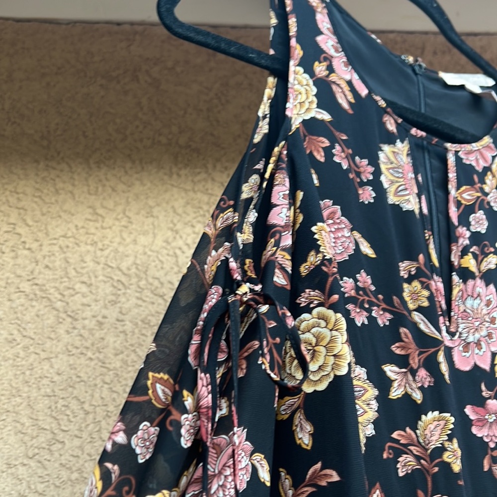 Flowy Patterned Dress - Picture 4 of 6
